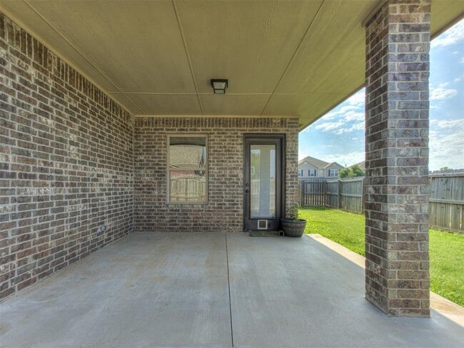 Building Photo - 7201 Meadow Lake Dr