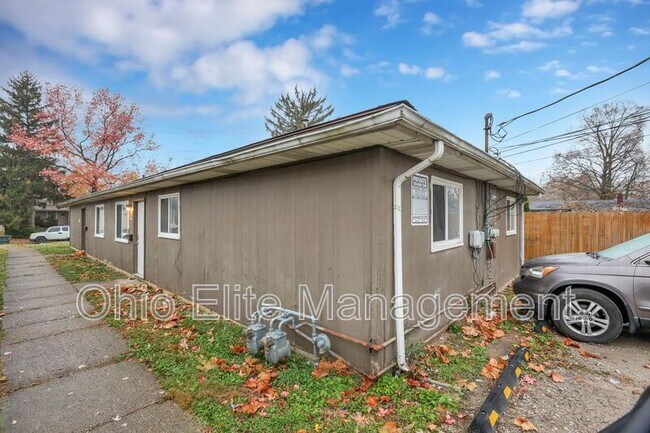 Building Photo - 2460 Hiawatha St