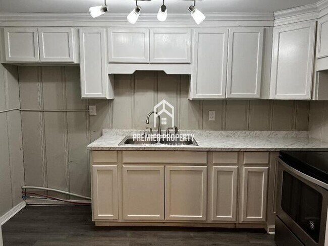 Building Photo - 1411 Highland Ave SE #B - HALF OFF FIRST M...