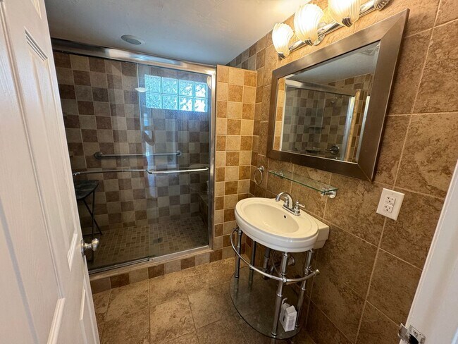 Building Photo - Remodeled 3/2 in the Heart of Gainesville!