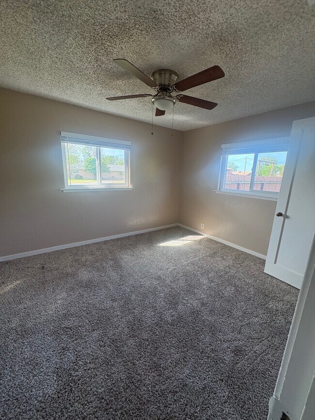 Building Photo - 6832 E Harvey Ave