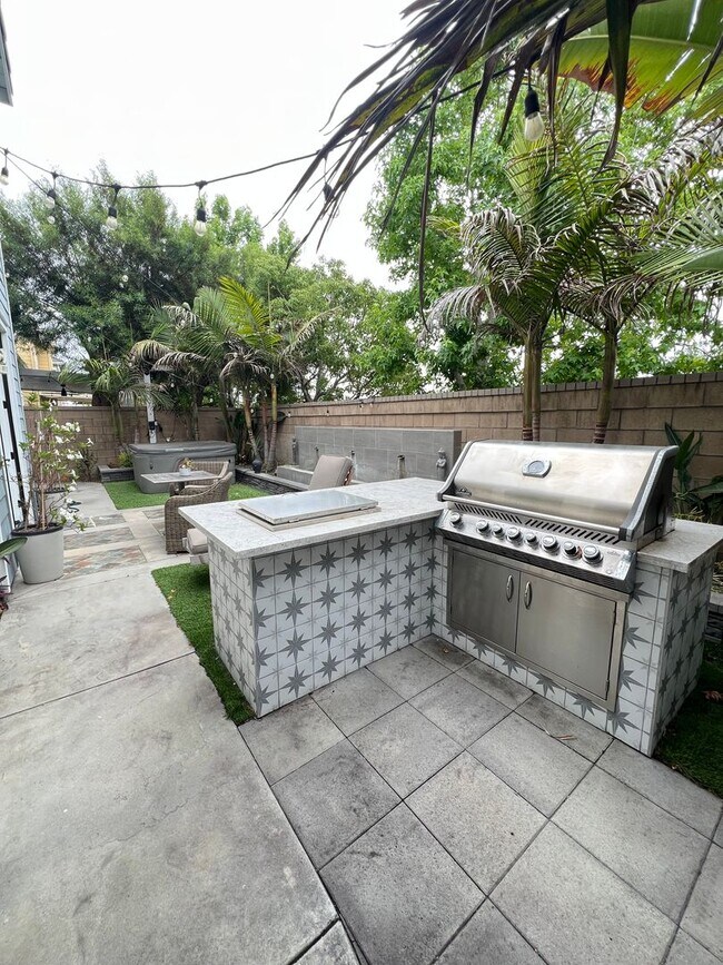 Building Photo - Beautifully Furnished Home in Huntington Beach