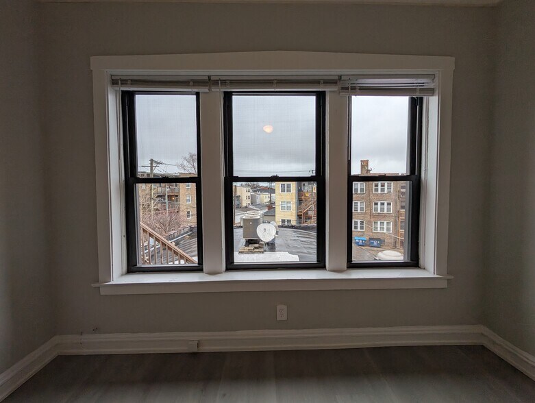 Building Photo - 2234 W Wilson Ave