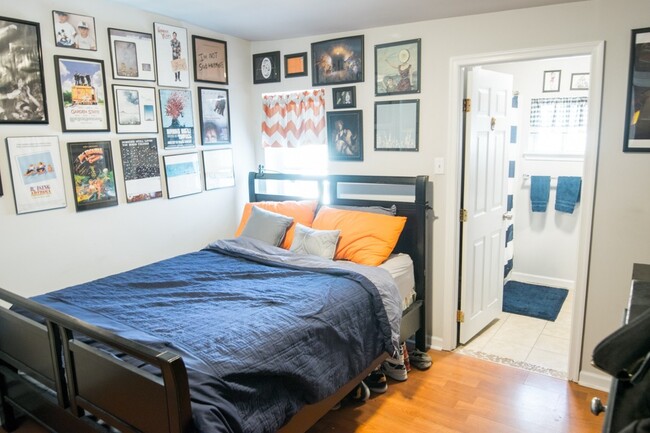 Building Photo - Fishtown Charmer on a Quiet Street - 2 bed...