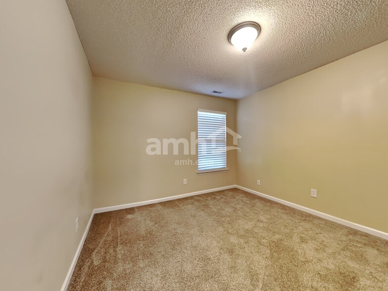 Building Photo - 136 Trickle Dr