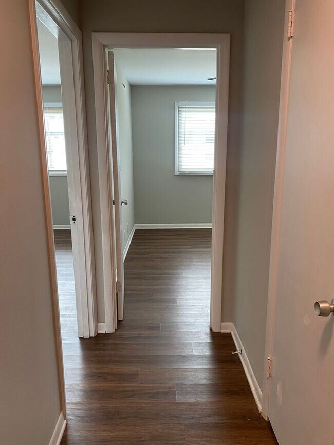 Building Photo - 2 Bedroom Unit was recently renovated. Liv...