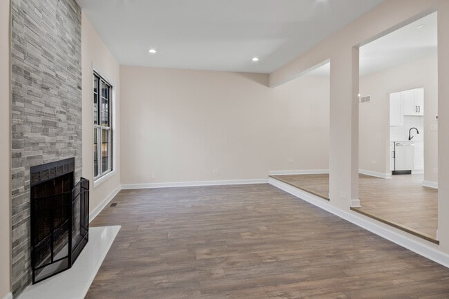 Building Photo - 546 W Parkside Dr