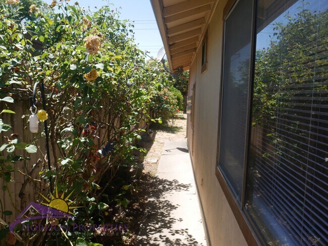 Building Photo - 6826/6828 Klingon Ct