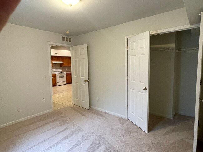 Building Photo - Shelby Township, 3-bedroom, 2-bath, Attach...
