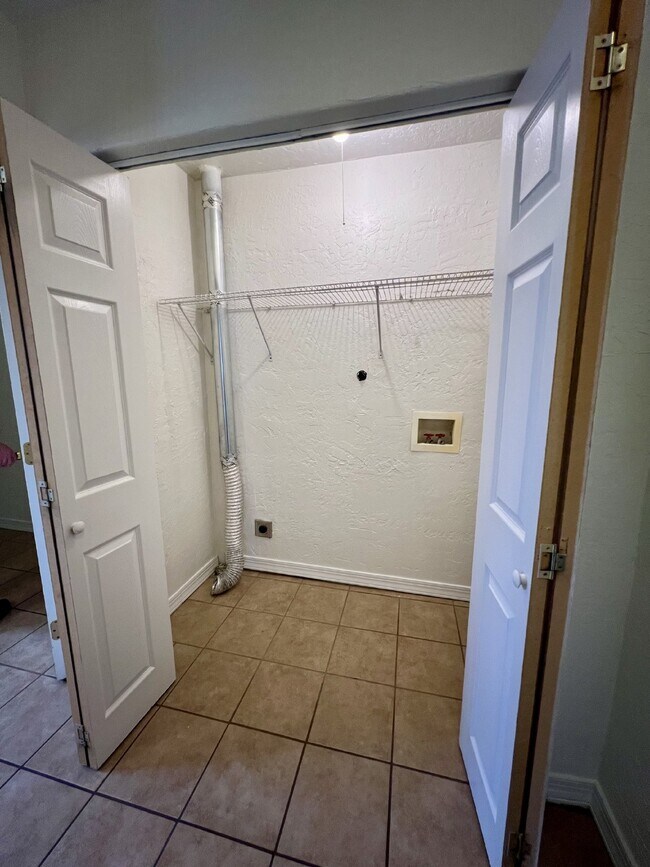 Building Photo - 2 bedroom / 1 bath close to KAFB and I-25 Move-in Special!