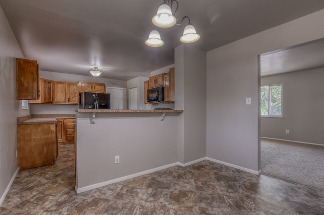 Building Photo - Centrally located 4 bedroom home!