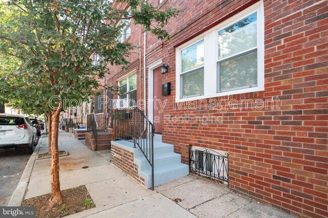 Building Photo - 928 Dudley St