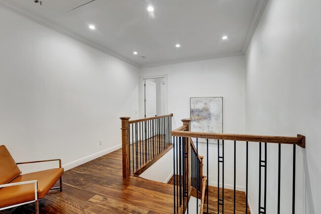 Building Photo - 500 NE Wavecrest Way