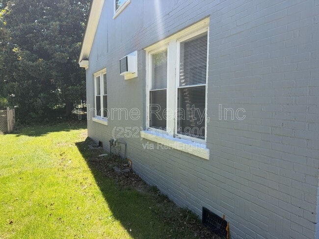 Building Photo - 821 Marigold St