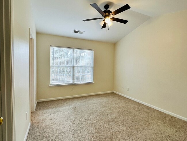 Building Photo - Three Bedroom Townhome Close to Everything