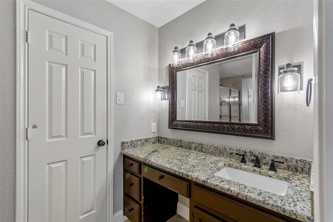 Building Photo - 4636 Versailles Ln