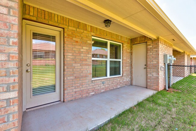 Building Photo - 721 League Cir