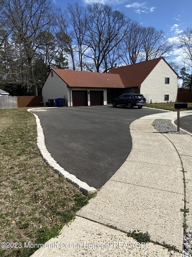 Building Photo - 13 Lawrence Dr