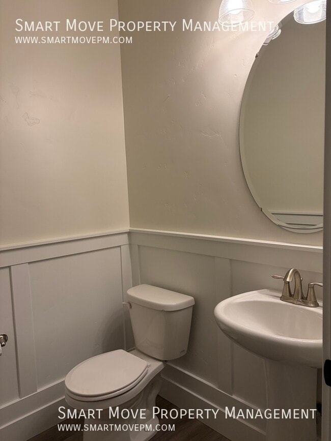 Building Photo - 2100 N Woodcreek St