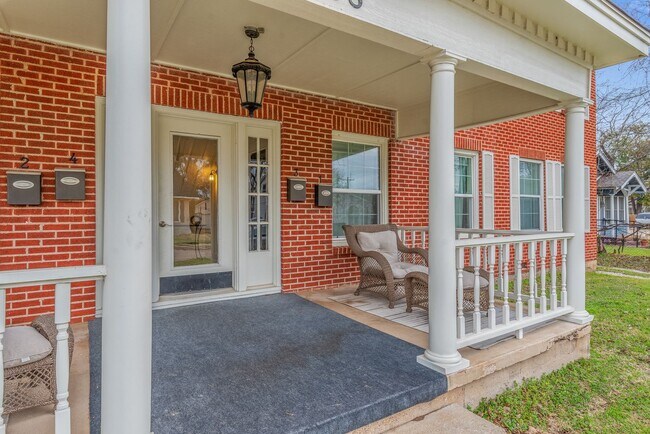 Building Photo - Cozy 2 Bedroom Apartment Available for Aug...