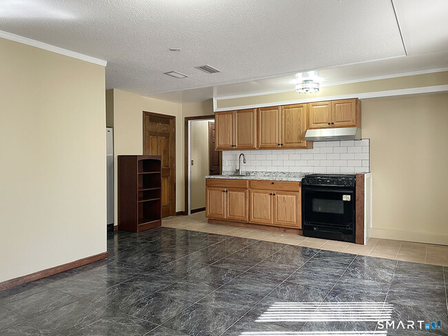 Building Photo - 121 S Main St