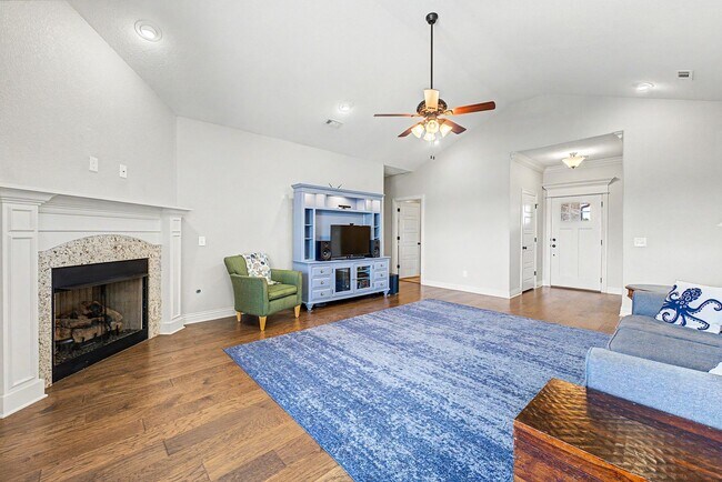 Building Photo - 4 bedroom 2 bath Praire Grove Home! Upgrades Galore!