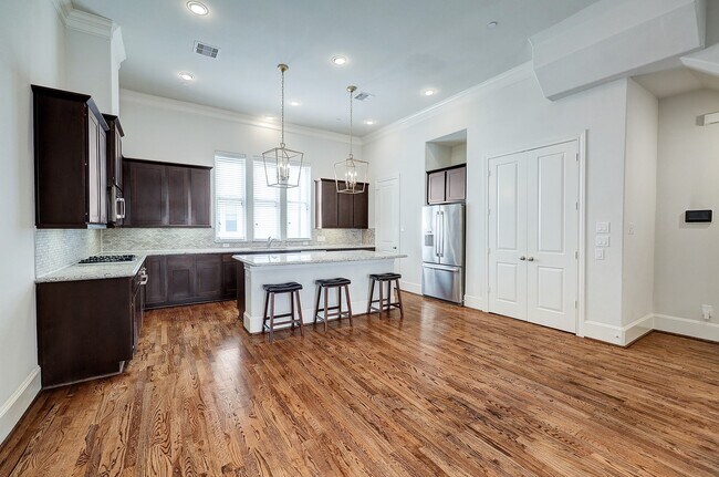 Building Photo - 1110 Thompson St