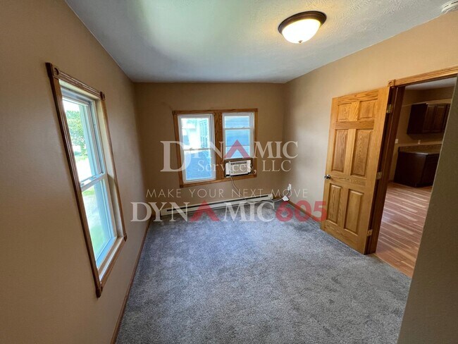Building Photo - Upper Level 1 Bedroom, 1 Bathroom Apartmen...