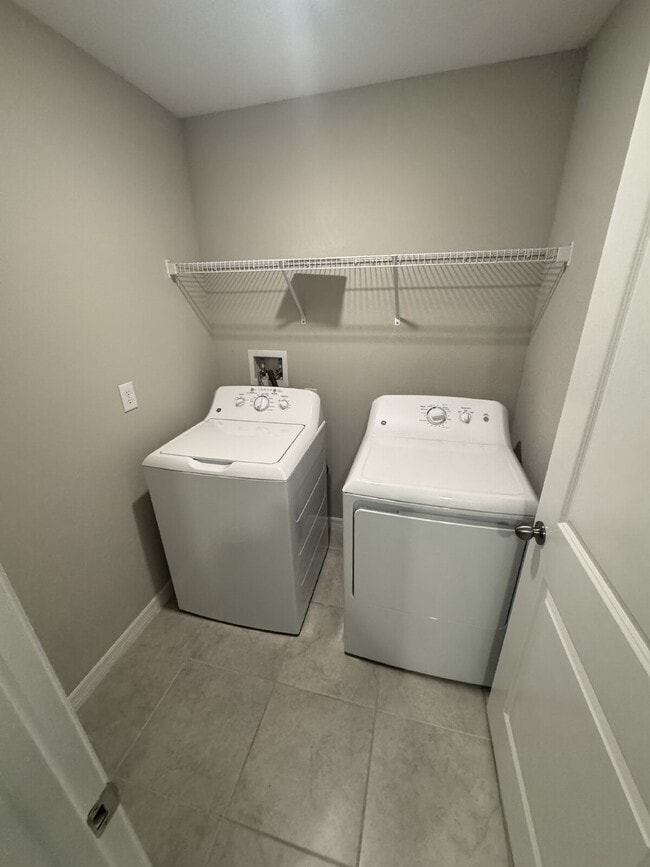 Building Photo - "Spacious 4-Bed Oasis with 2.5 Baths on Ra...