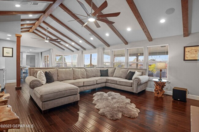 Building Photo - 413 Hollydale Dr