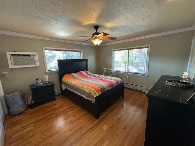 Building Photo - Charming Mayfair Townhome with Private Roof Top Deck- Move in Feb 1st- Flexible Lease Terms!