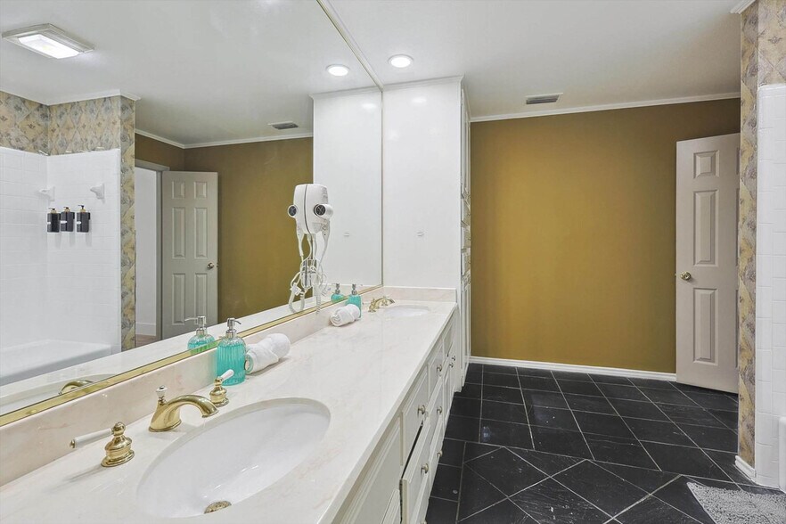 Building Photo - 609 Arbor Creek Dr