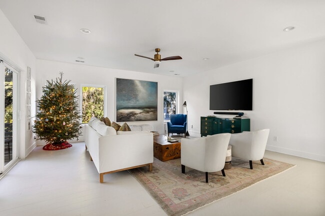 Building Photo - 508 E Huron Ave