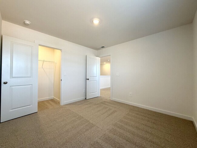 Building Photo - 2372 Meadowwood Dr