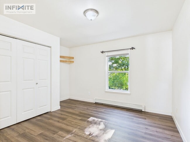 Building Photo - Great Three Bedroom Condo in Belgrade!