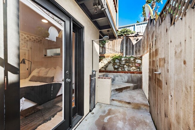 Building Photo - Oceanview Cottage Steps from Iconic Thousand Steps Beach