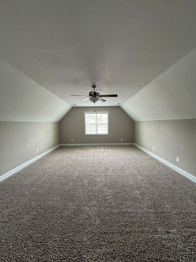 Building Photo - Spacious 4 Bed 3 Bath Home with Fenced Yard