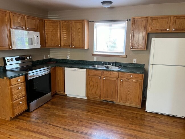 Building Photo - AVAILABLE NOW - BEAUTIFUL 6 bedroom home F...