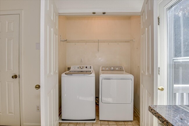 Building Photo - 110 Spring Oak Ln