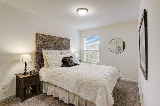 Building Photo - AVAILABLE June 15th. 3 BD 2 1/2 BATH NEW T...