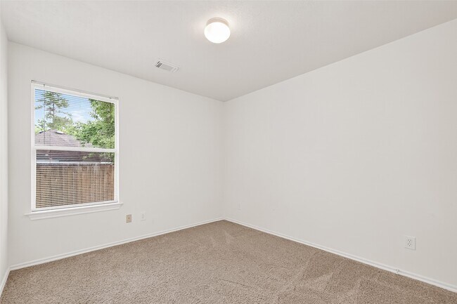 Building Photo - 10 Druids Glen Pl