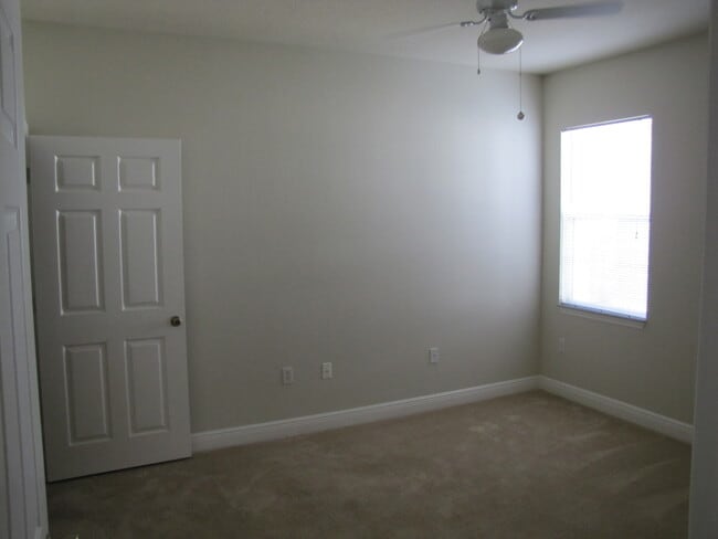 Building Photo - Gorgeous 3/2 Condo with 1 Car Garage in Ex...