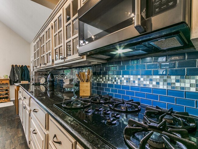 Building Photo - This stunning 4-bedroom, 3.5-bathroom home...
