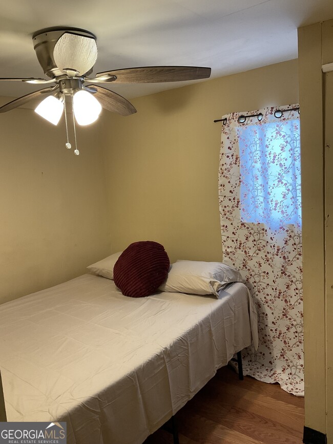 Building Photo - 6052 Pine St