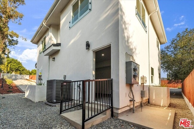 Building Photo - 10347 Hillhaven Ave