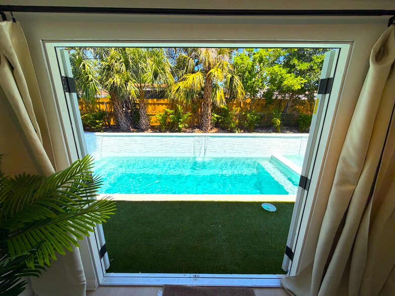 Building Photo - 5813 26th Ave N