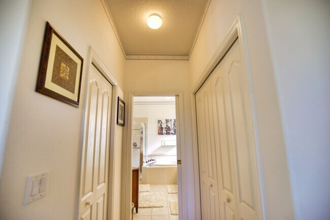 Building Photo - Seasonal Short-Term Single Family Pool Home in Pelican Pointe Golf & Country Club!