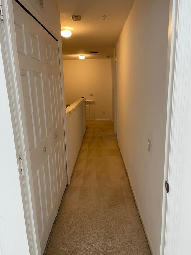 Building Photo - Fabulous 3/2.5 Townhouse located in The Vistas at Stonebridge Commons