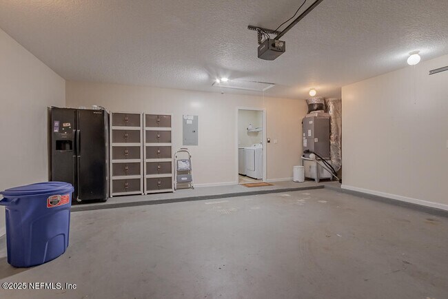 Building Photo - 2039 Navaho Ave