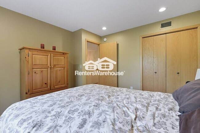 Building Photo - Available 12/1 - Beautiful Minnetonka Town...